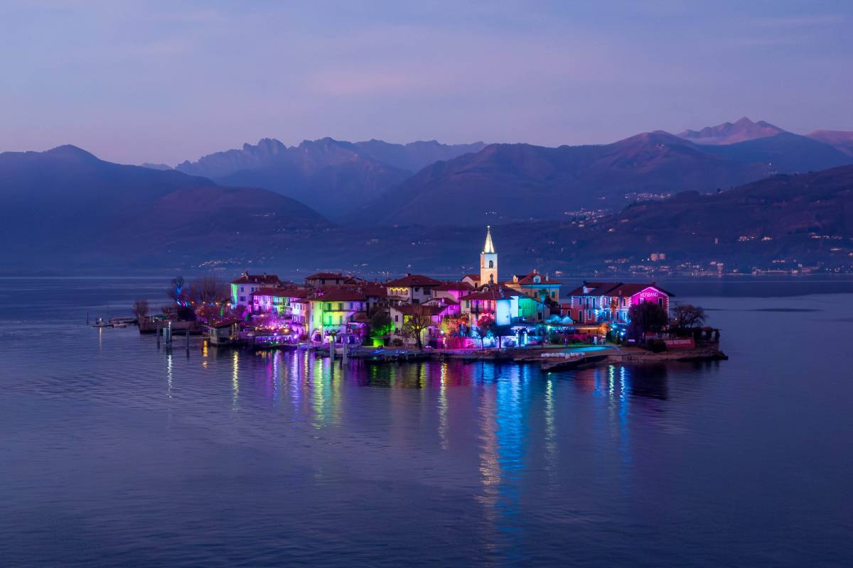 luci natalizie sul lago maggiore