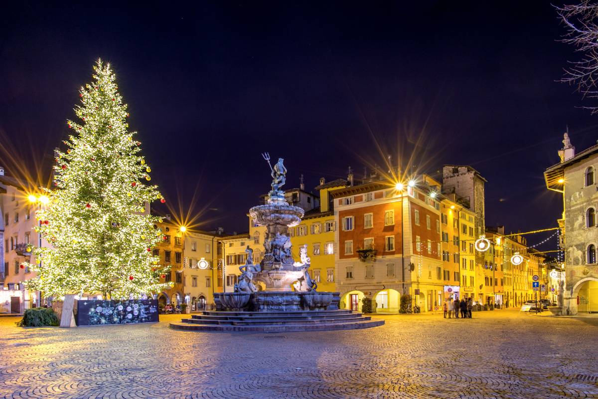 albero di natale in piazza duomo a trento, natale 2025