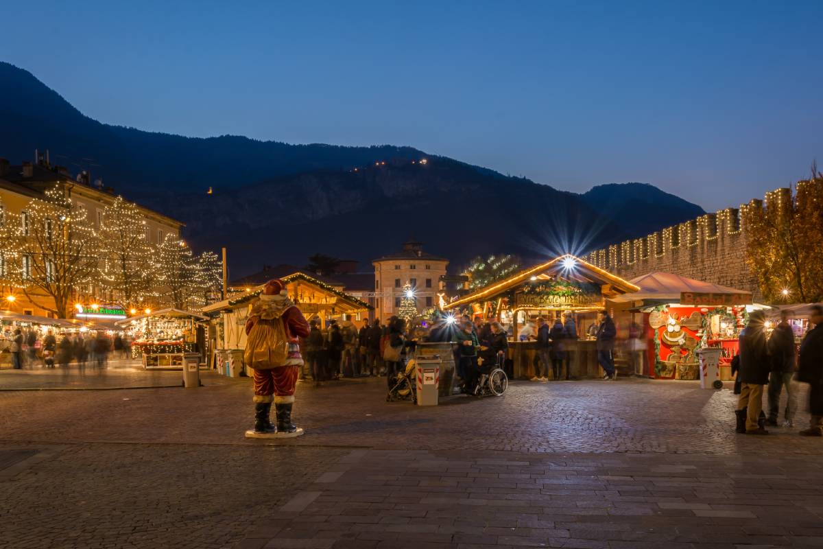 piazza di trento con mercatino di natale