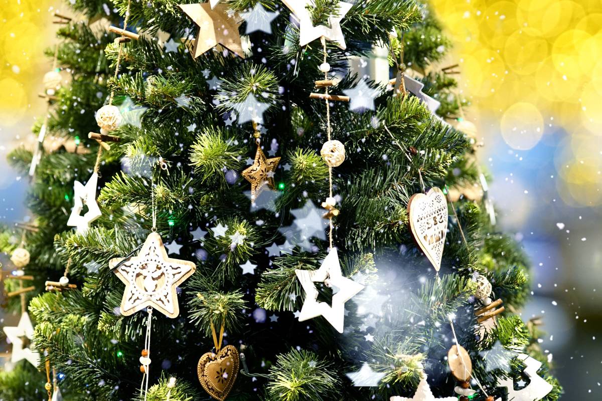 albero di natale 2025 con pendenti di legno