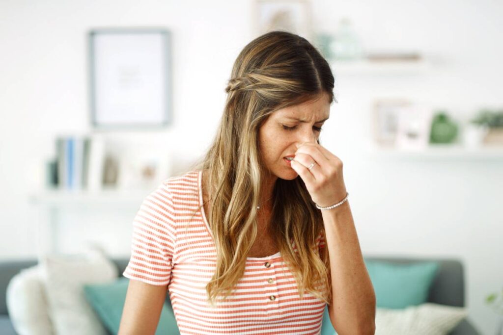 donna che sente puzza di umidità al mattino