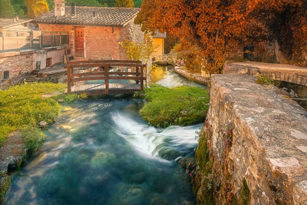 Passeggiate lente e borghi romantici: i luoghi più suggestivi dell’Umbria con i colori d’autunno