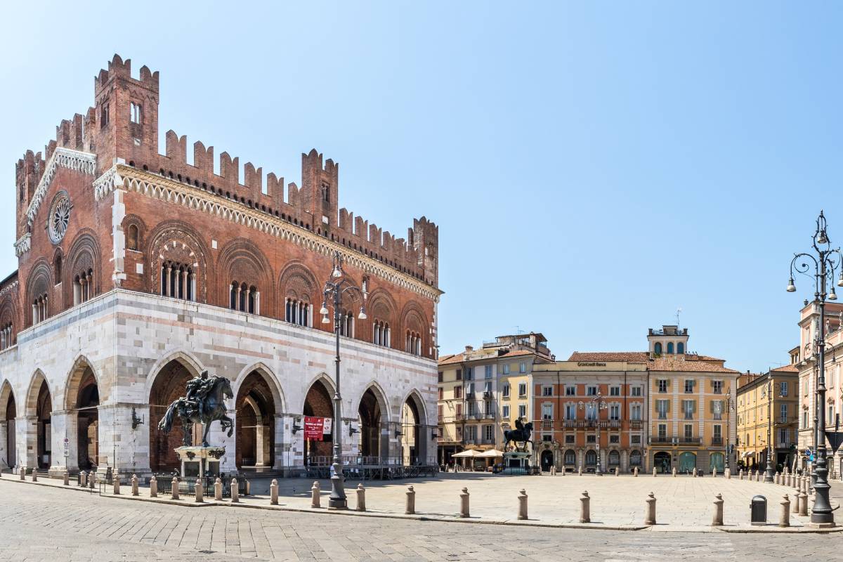 veduta di piacenza, piazza dei cavalli