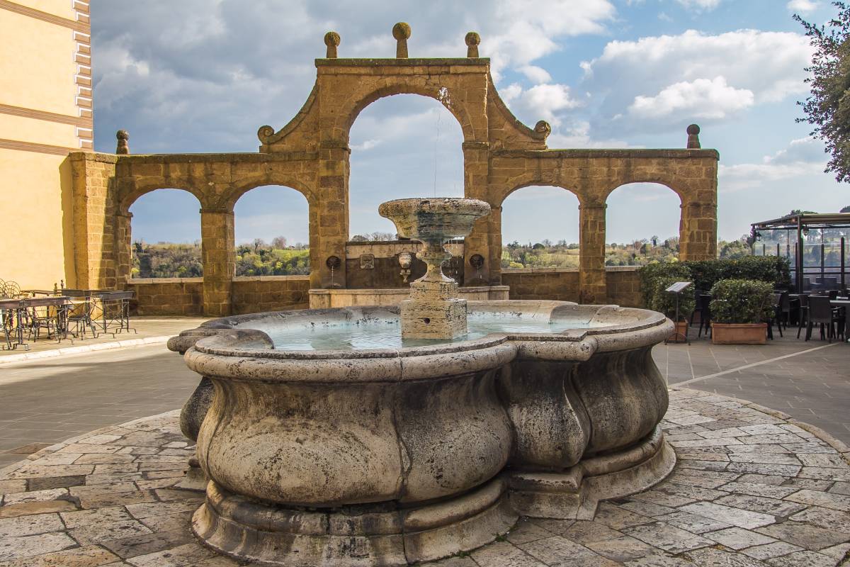la fontana delle sette cannelle nel borgo di pitigliano