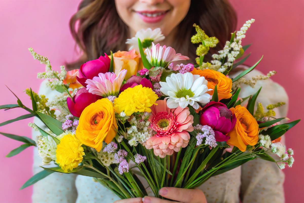 donna con mazzo di fiori