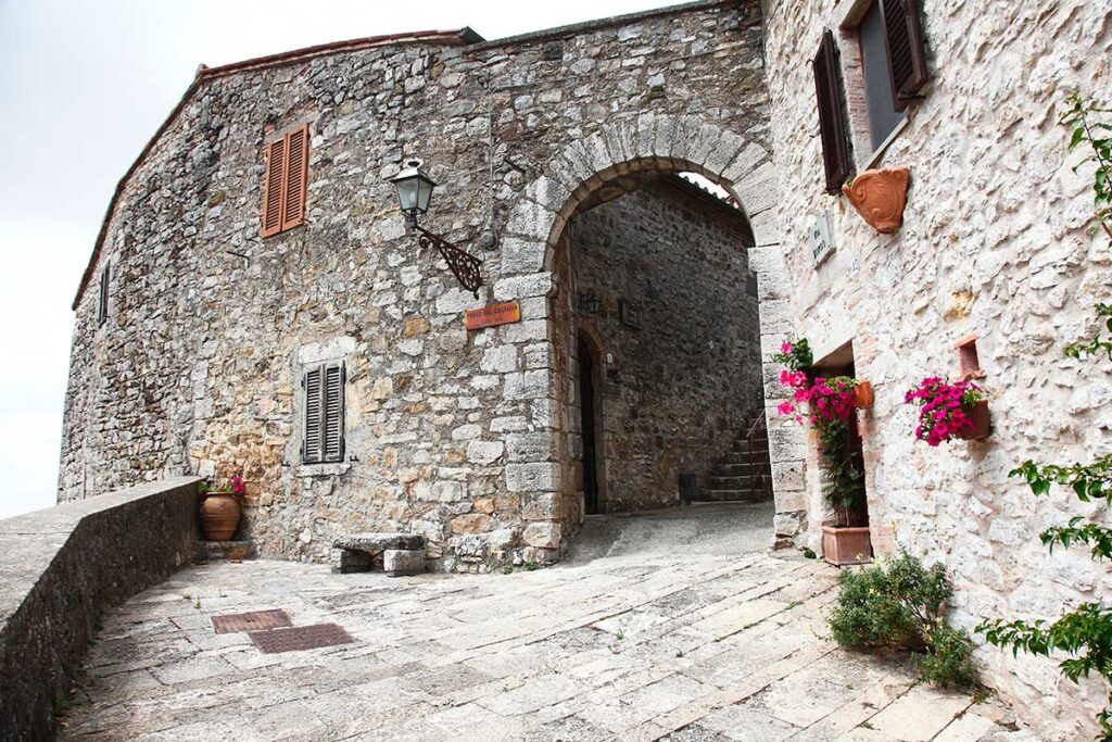 Rocchette Fazio: il borgo fantasma toscano che diventa magico con la nebbia