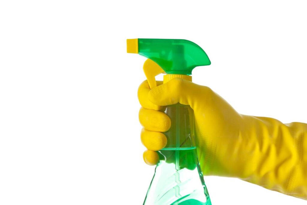 mano che regge uno sgrassatore naturale fai da te