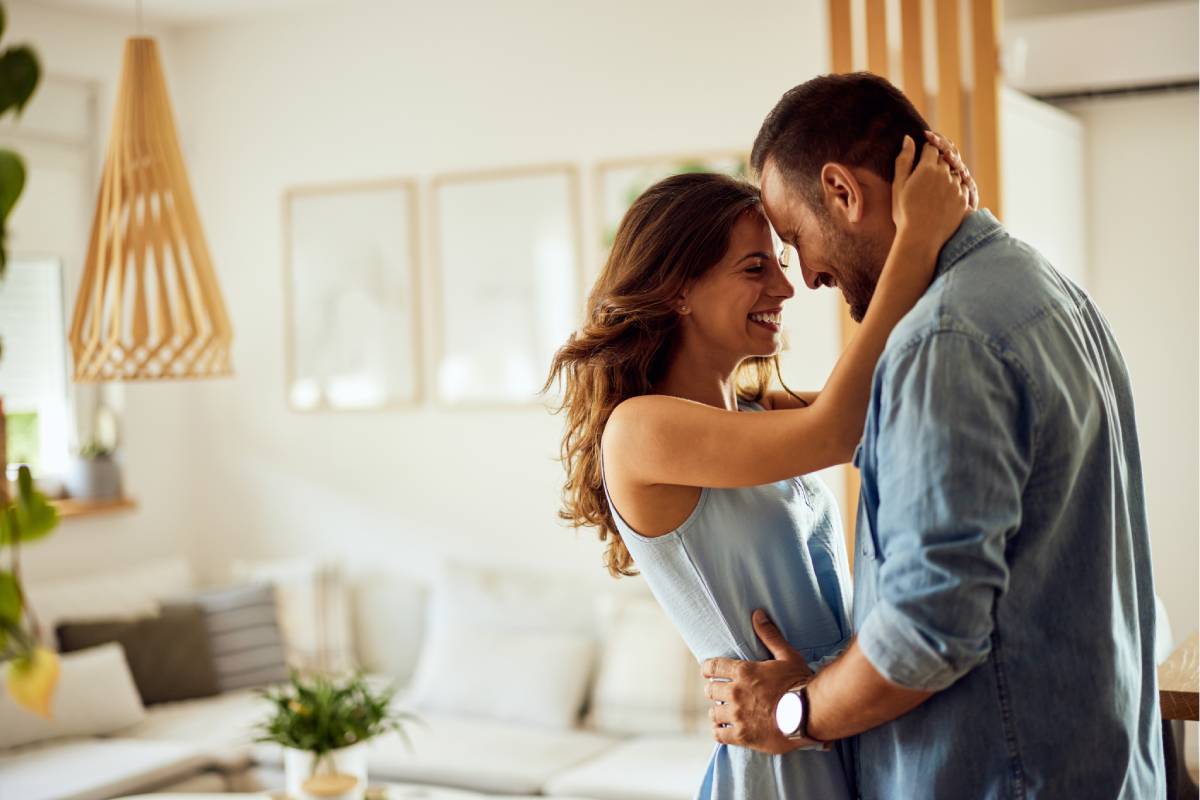 coppia che si abbraccia in casa