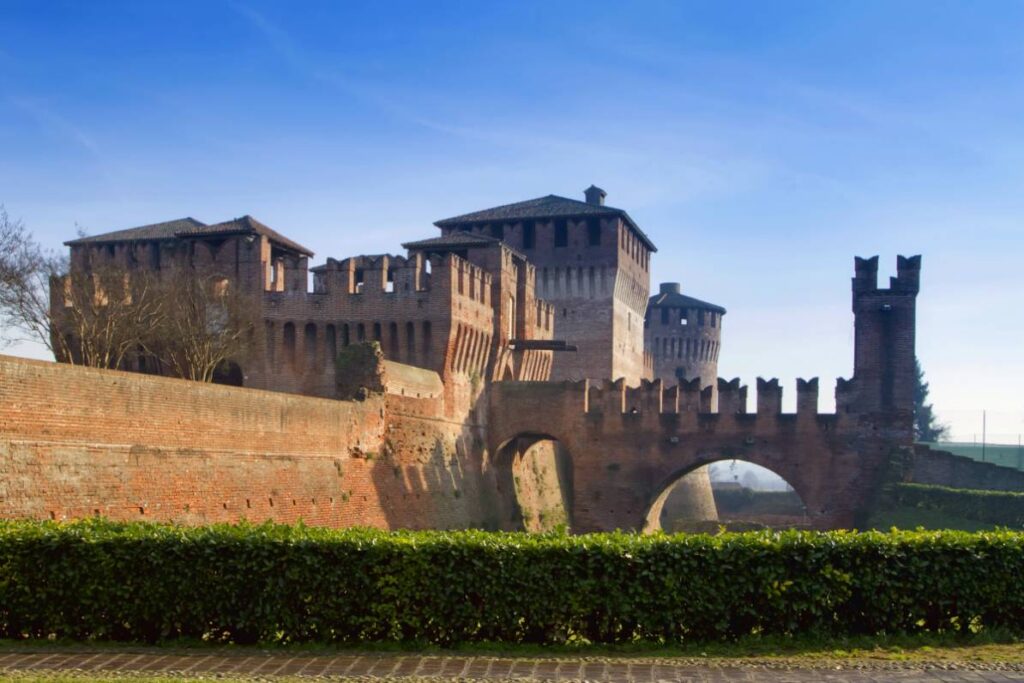 Soncino nella nebbia: i 5 luoghi da vedere adesso nel borgo che cambia volto