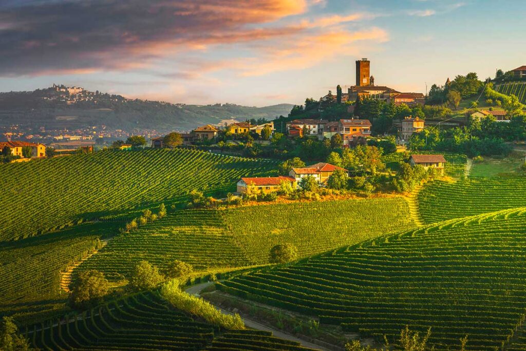 Barbaresco d’inverno: il borgo che affiora tra le nuvole basse