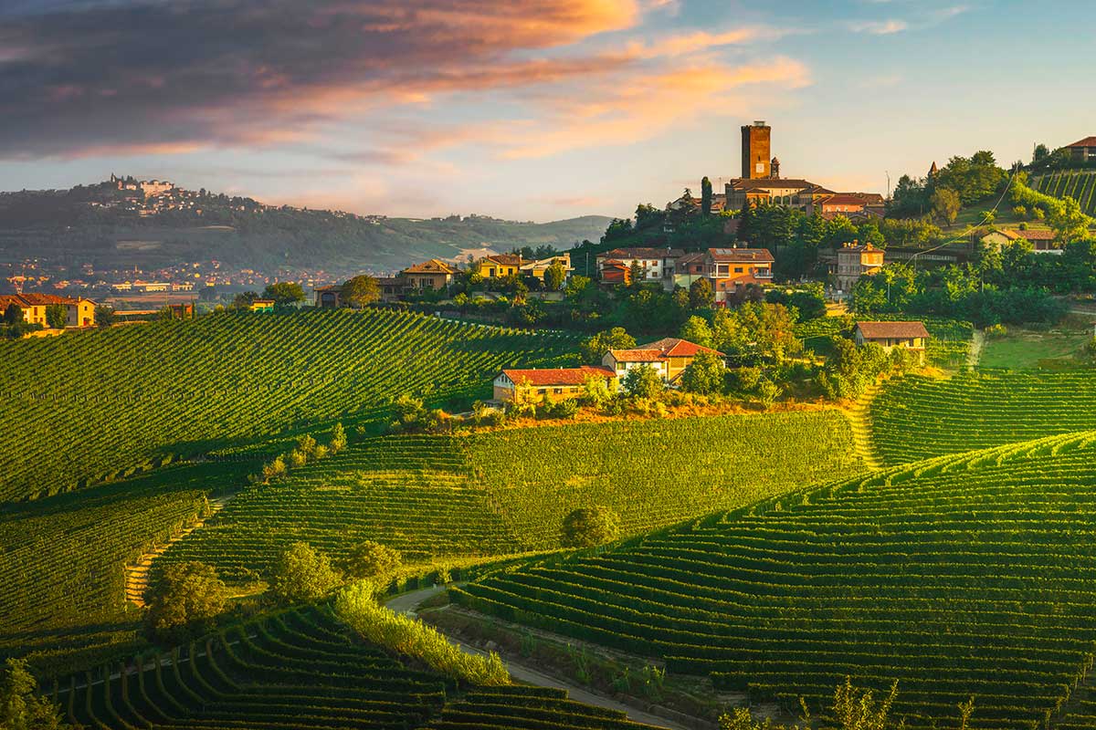 Barbaresco d’inverno: il borgo che affiora tra le nuvole basse