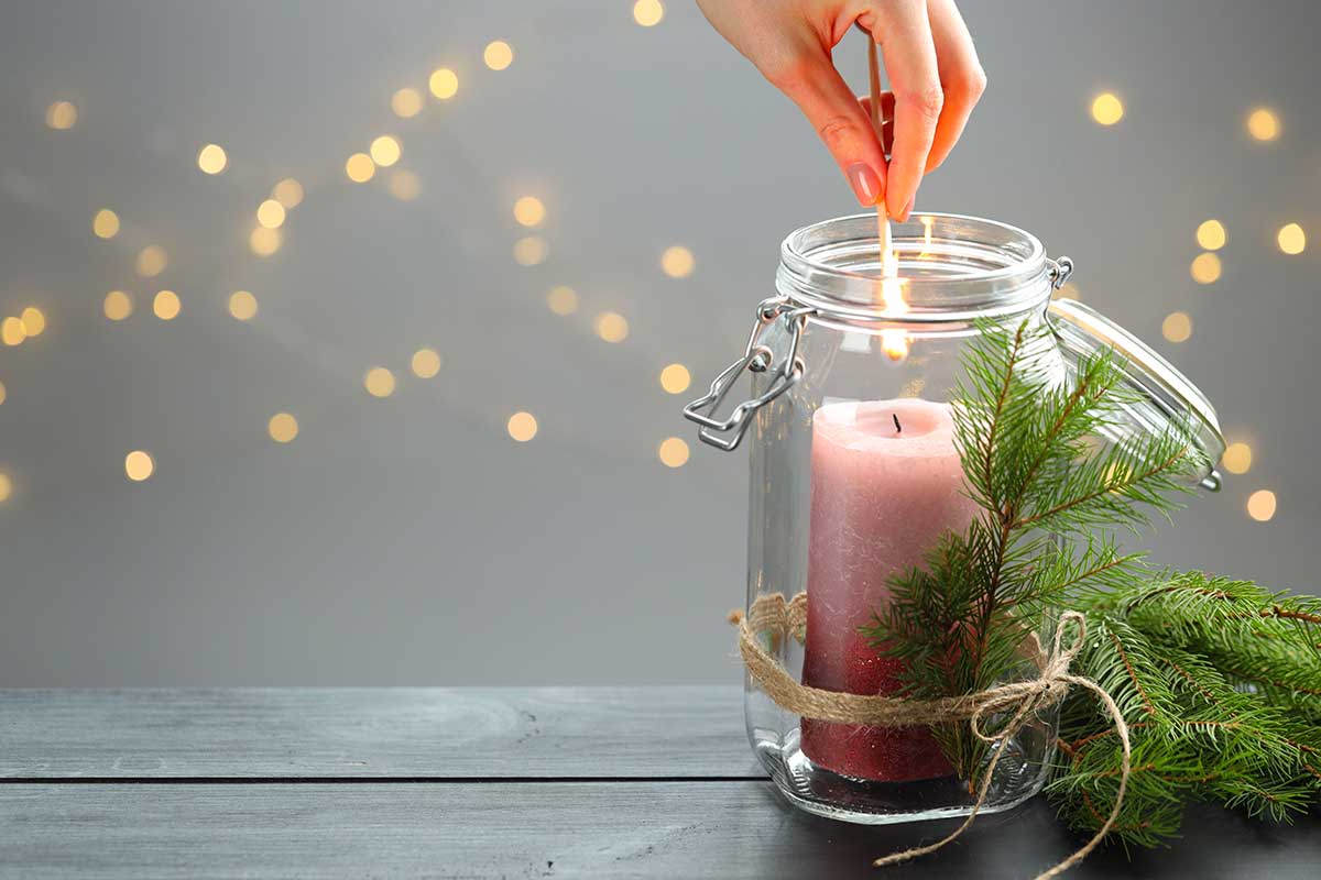 Barattolo riciclato decorato con un ramo di pino
